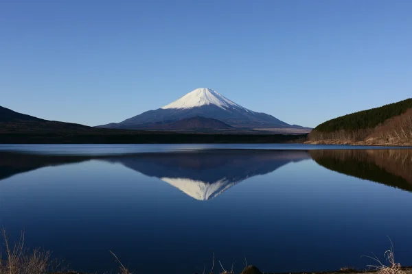 夕方の湖に浮かぶ小さな富士山の壁紙 - 海・湖・水辺 / ファンタジー・宇宙