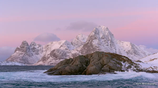 夕日を受ける雪山と岩の島の壁紙 - 自然・風景