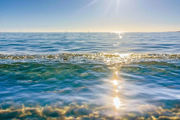 きらめく光が伸びる青緑の海面の壁紙 - 海・湖・水辺