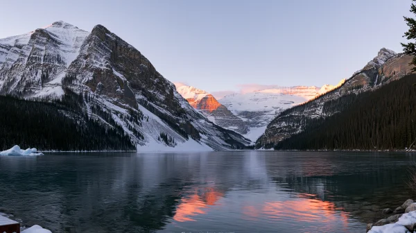 夕映えの雪山を映す氷河の湖の壁紙 - 自然・風景