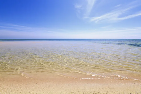 澄んだ浅瀬と青空の白砂ビーチの壁紙 - 海・湖・水辺