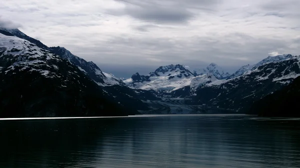 雲の垂れ込める暗い氷河湖の壁紙 - 海・湖・水辺 / 自然・風景