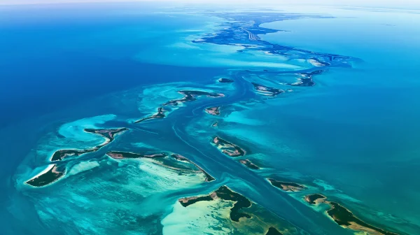 サンゴ礁を縫う青い水路の壁紙 - 海・湖・水辺