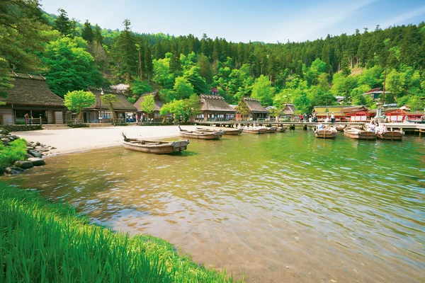 湖畔の小さな漁村 - 海・湖・水辺 / 建築・都市の壁紙