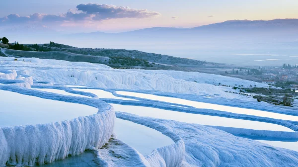 霧にかすむ白い石灰の段丘の壁紙 - 自然・風景