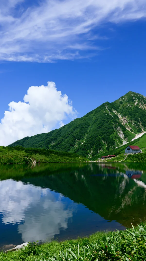 緑の山と山小屋の見える湖の壁紙 - 自然・風景 / 海・湖・水辺